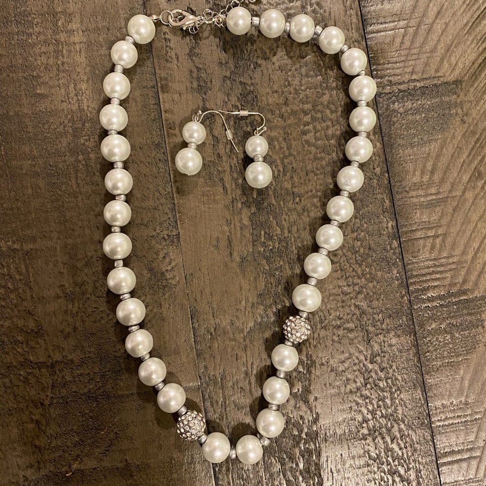 Pearls Collar with earrings.